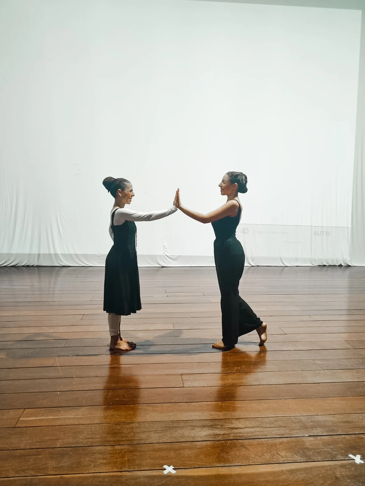 Cecília e sua mãe dançando juntas na sala de ballet